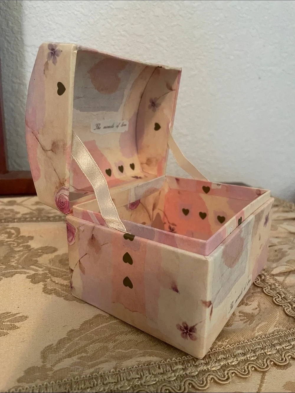 Vintage Tri-Coastal Designs, Inc.  botanical+ hearts Dome Keepsakes box. 5x4”